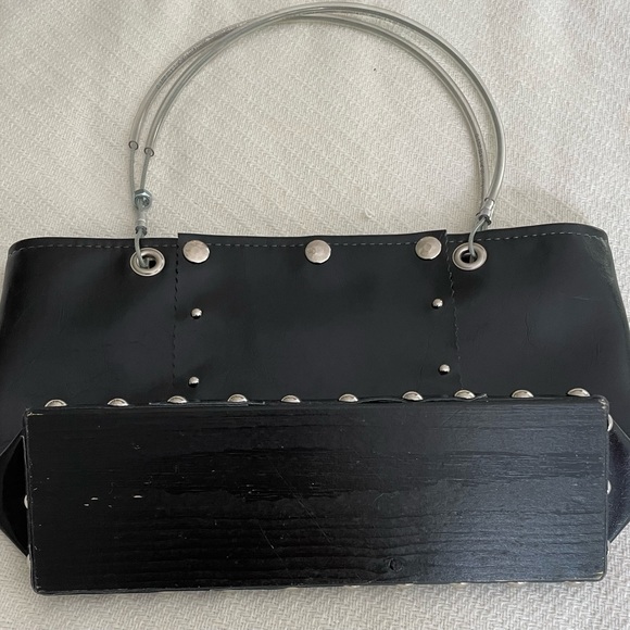 Handbag: funky industrial style design with cable handles and hardware details. - Picture 6 of 7
